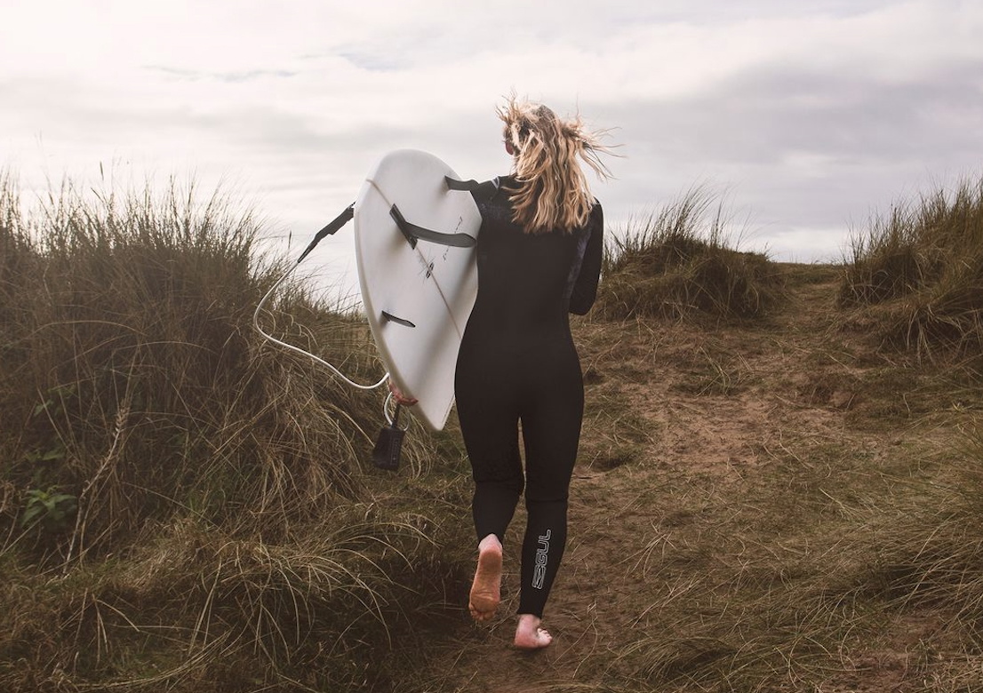 combinaison GUL femme sur la plage
