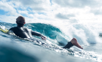 Surfeur en combinaison