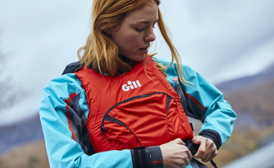 Femme portant une aide à la flottaison