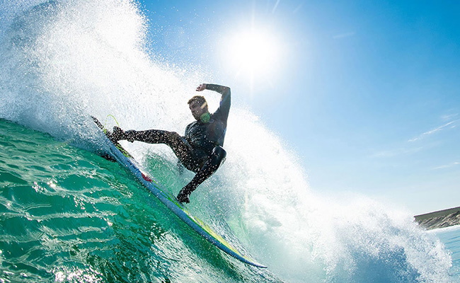 surfeur vérifiant la coupe de sa combinaison