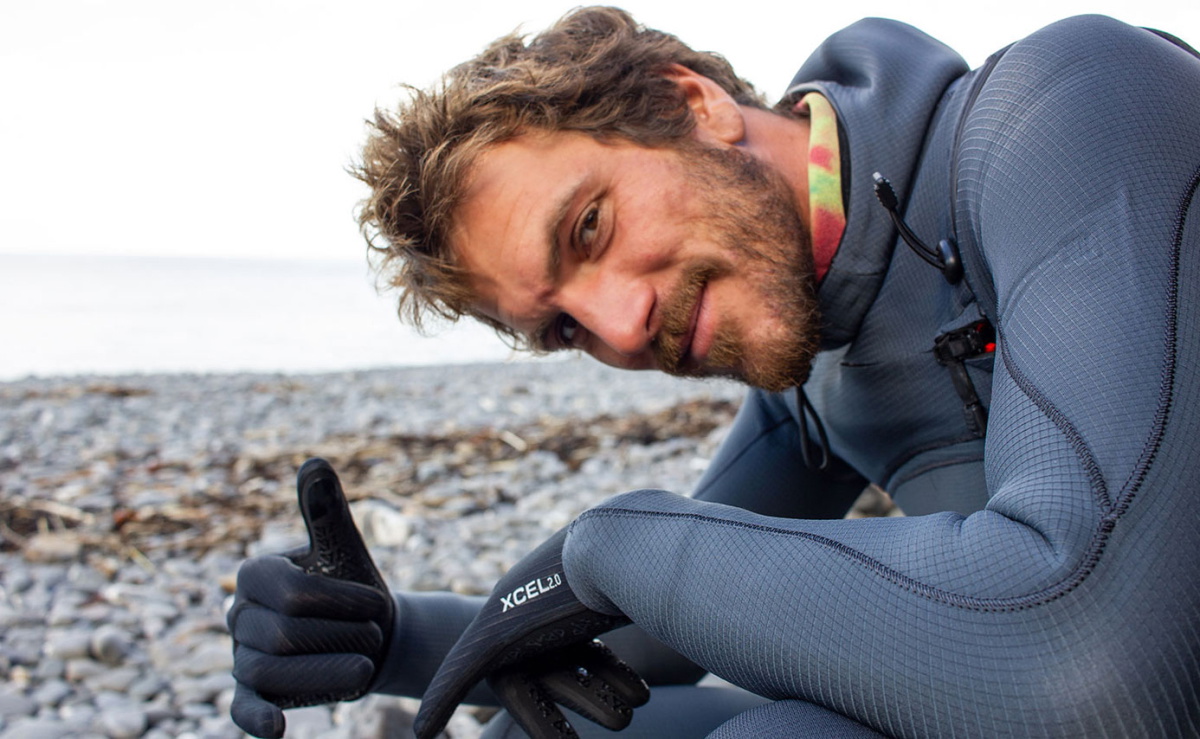 Surfeur en combinaison Xcel Comp X à capuche