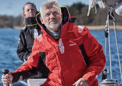 Veste et pantalon de voile Musto BR portés sur le pont d'un voilier