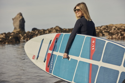 Paddler su acqua piatta con aiuto al galleggiamento