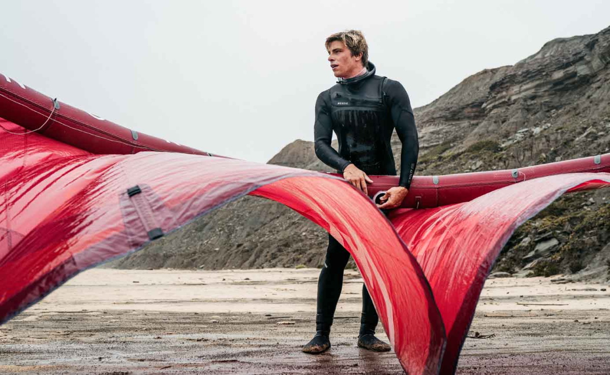 Kitesurfeur en combinaison d'hiver Mystic dans une eau froide et grise