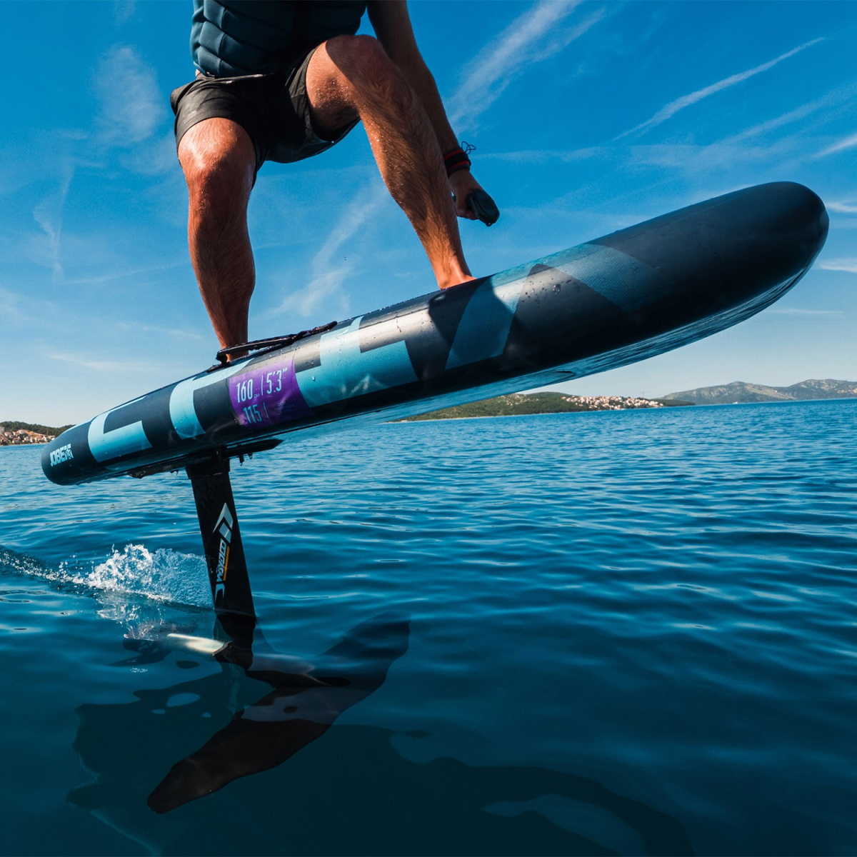 Rider volant au-dessus de l'eau sur le nouveau e-foil gonflable Jobe Epix