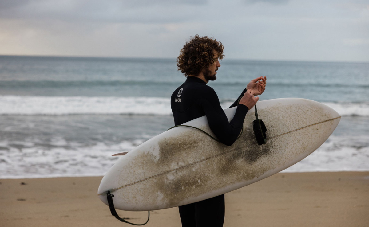 Surfeur portant une combinaison Nyord