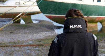 Combinaison sèche Nava Performance Club à zip frontal portée avec la sous-couche polaire Nava Club