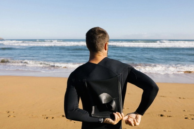 Combinaison de natation comparée à une combinaison de surf
