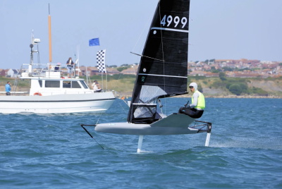 Un International Moth en plein vol sur ses foils lors des UK Nationals à la WPNSA