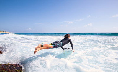 surfista con rash vest
