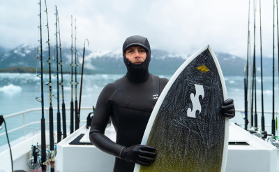 Surfeur portant une combinaison Billabong faite de jerseys, doublures et mousse recyclés