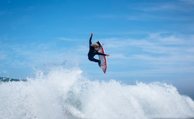 Surfeur portant la combinaison Rip Curl Dawn Patrol Warmth