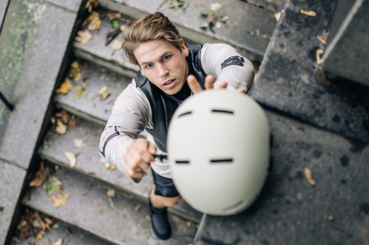 Surfeur portant un casque de sports nautiques Mystic Legacy