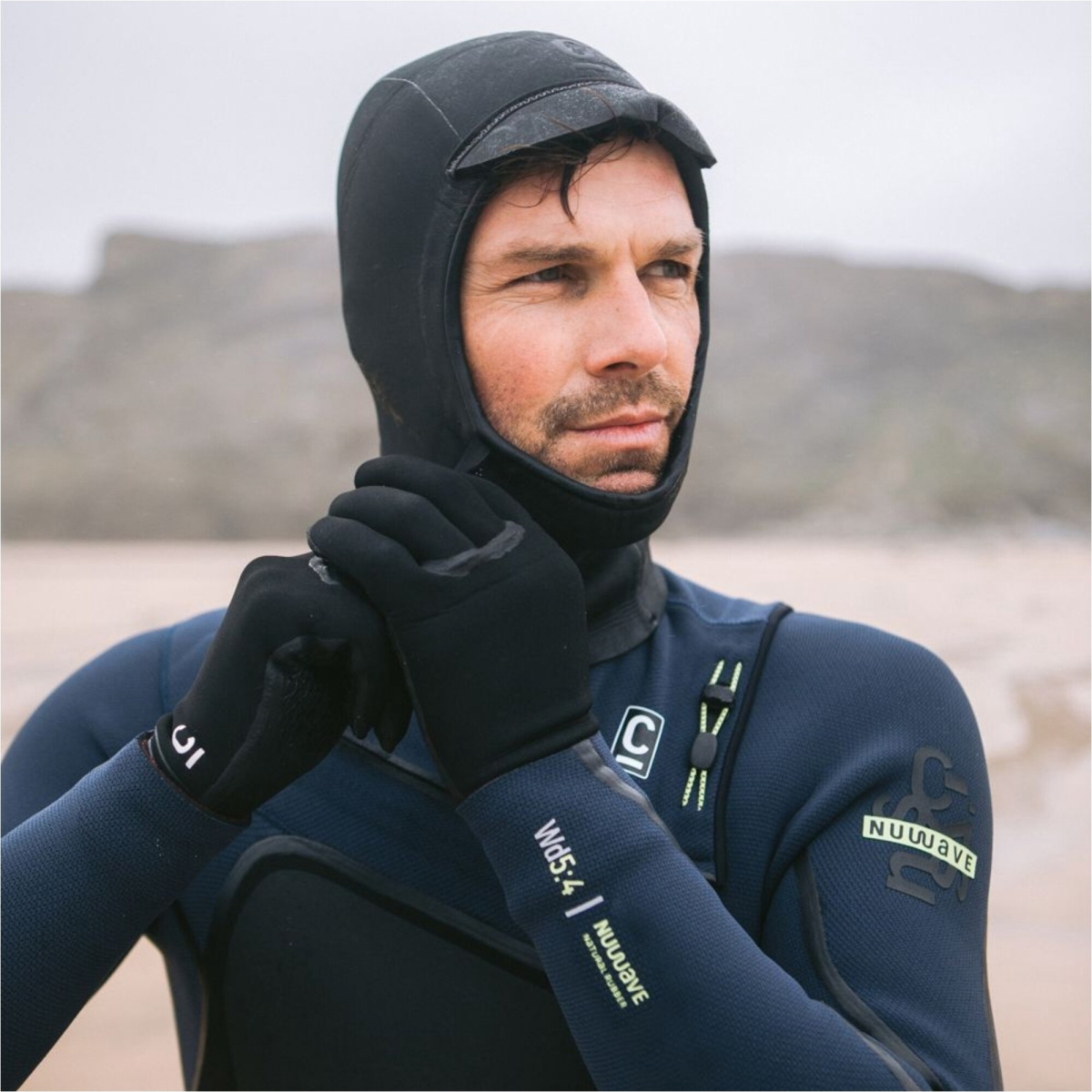 Combinaison C-Skins NuWave en caoutchouc naturel portée par un surfeur en eau froide
