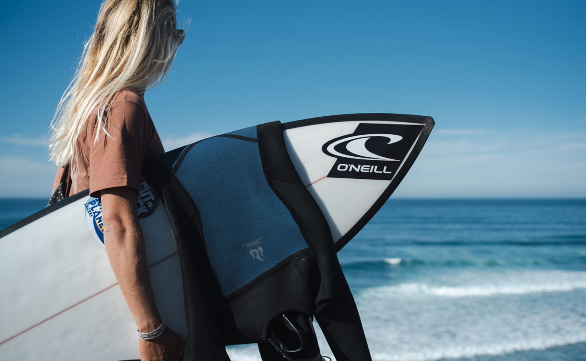 Surfeur portant une combinaison O'Neill Ninja