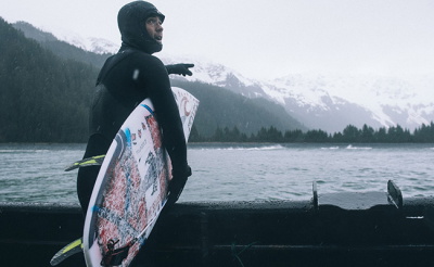 Surfeur portant chaussons, gants et cagoule