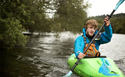 Garçon en kayak avec l'équipement d'été Yak