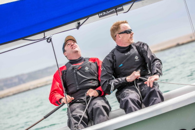 Navigateur portant la combinaison sèche Crewsaver Atacama Sport+ sur l&rsquo;eau