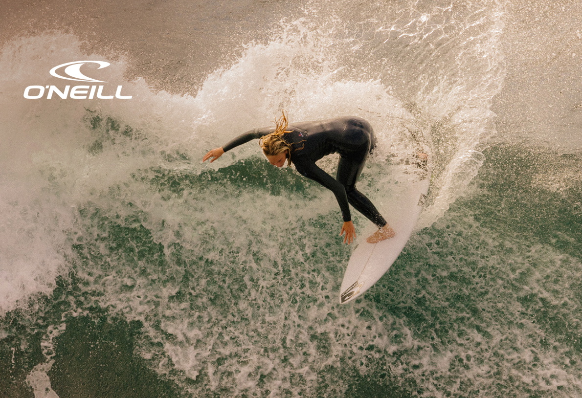 Surfeur en combinaison O'Neill dans l'eau