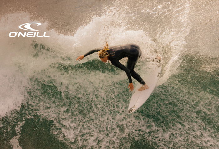 Surfeur en combinaison O'Neill dans l'eau