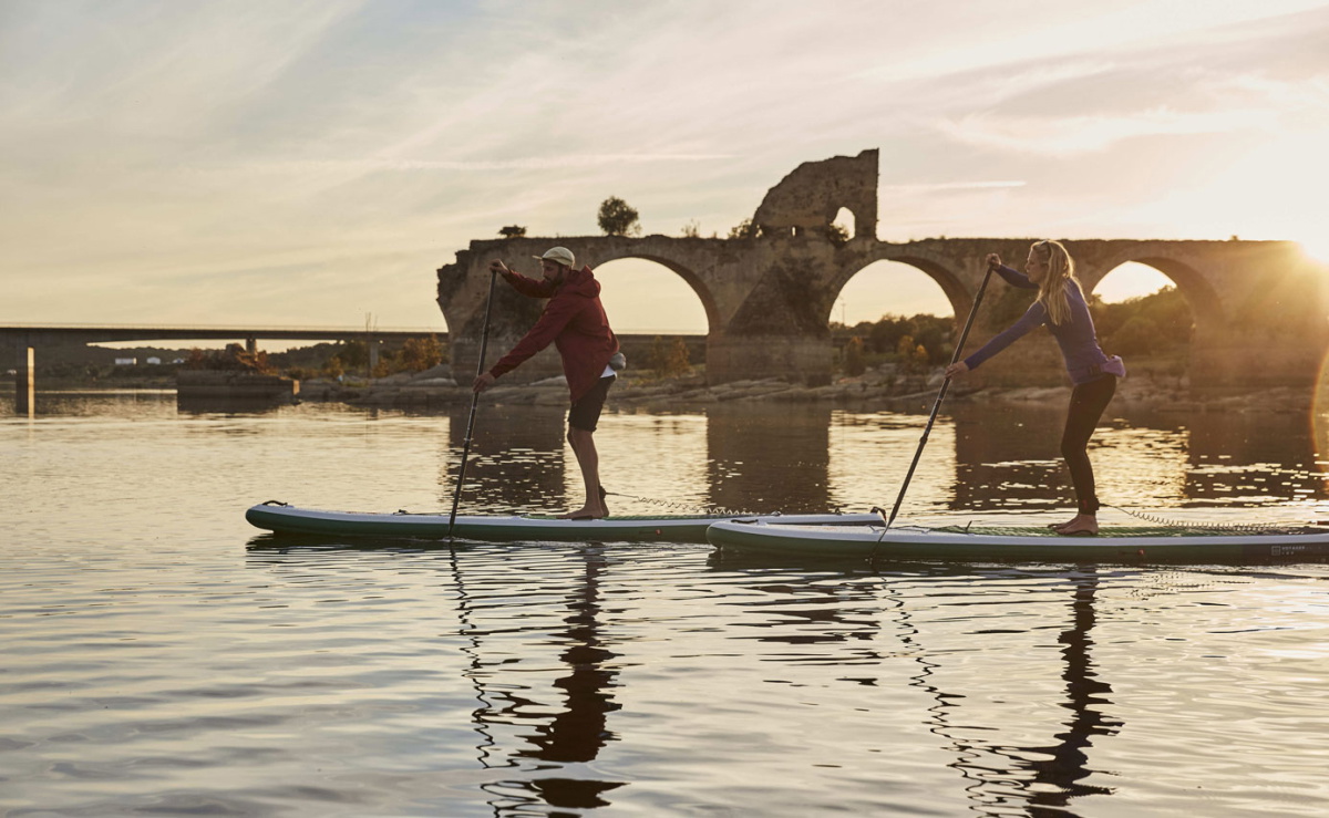 Pratiquants de stand up paddle sur l'eau